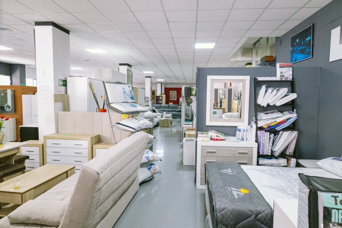 Interior botiga amb diferents mobles