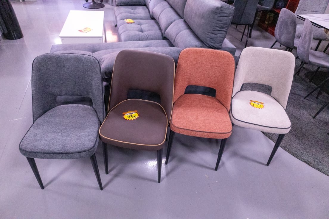 Sillas, de cuatro colores diferentes