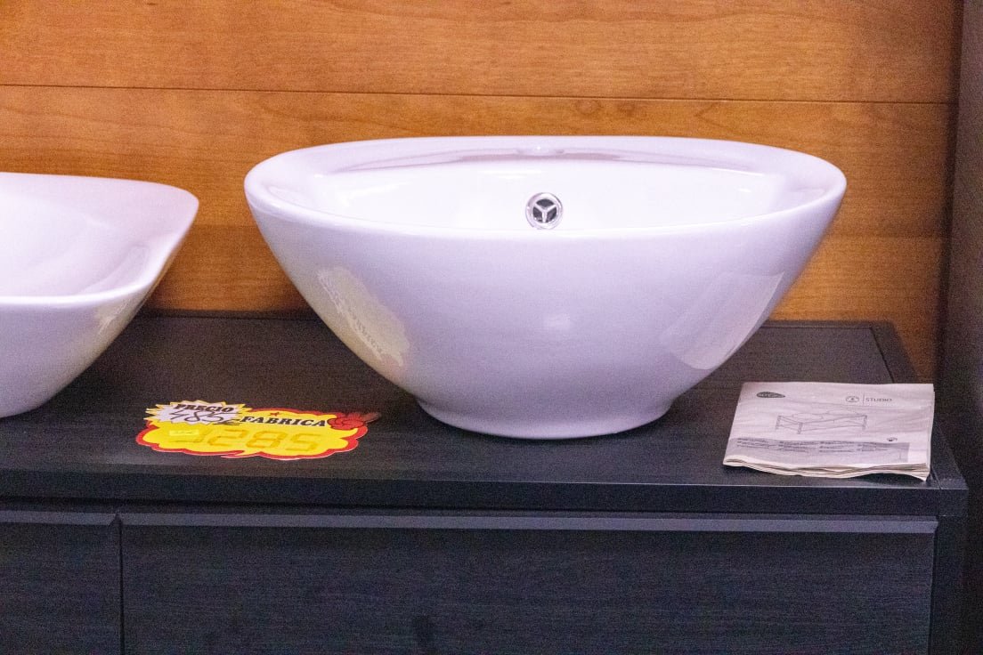 Pica de cerámica sobre mueble de baño